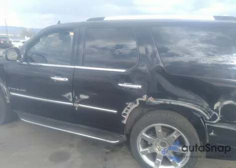 2008 Cadillac Escalade Standard z USA, uszkodzony, nr VIN 1GYEC63878R102494